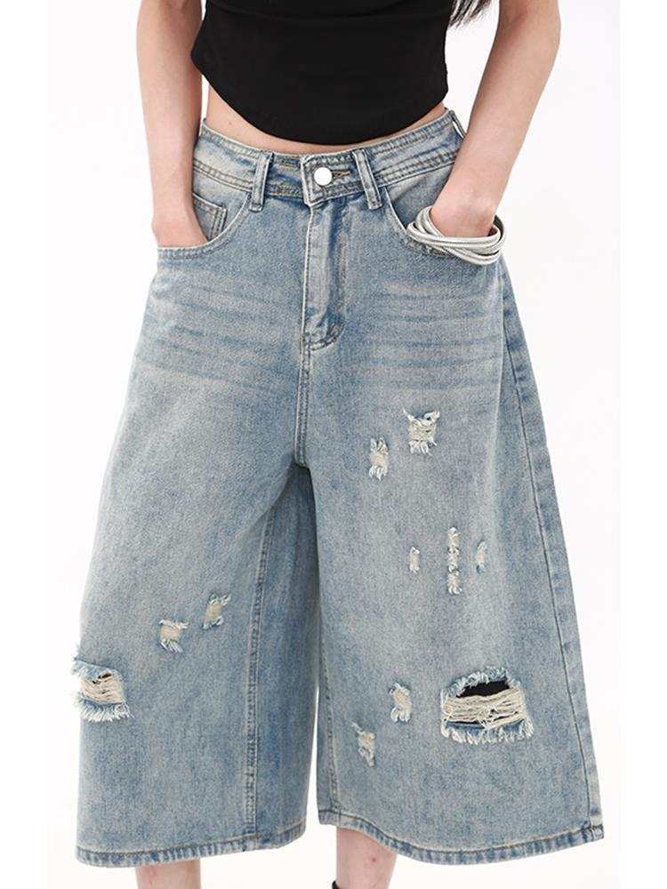 Cropped jeans paired with white sneakers